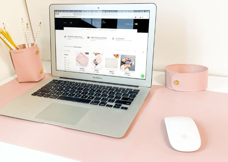 Foto de um kit escritório rosa para usar no home office.